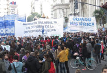 Miles de docentes y estudiantes por la universidad pública