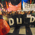 La universidad de pie!