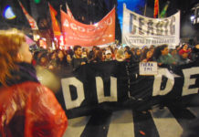 La universidad de pie!