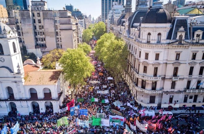 Masiva marcha a Plaza de Mayo
