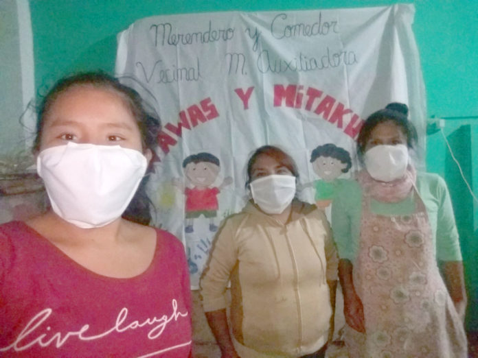 compañeras sostienen