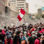 Crisis institucional y movilización popular en Perú