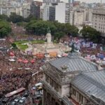 8M: multitudinario y opositor