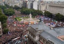 8M: multitudinario y opositor