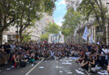 Docentes luchando, también estamos enseñando