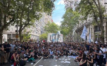 Docentes luchando, también estamos enseñando